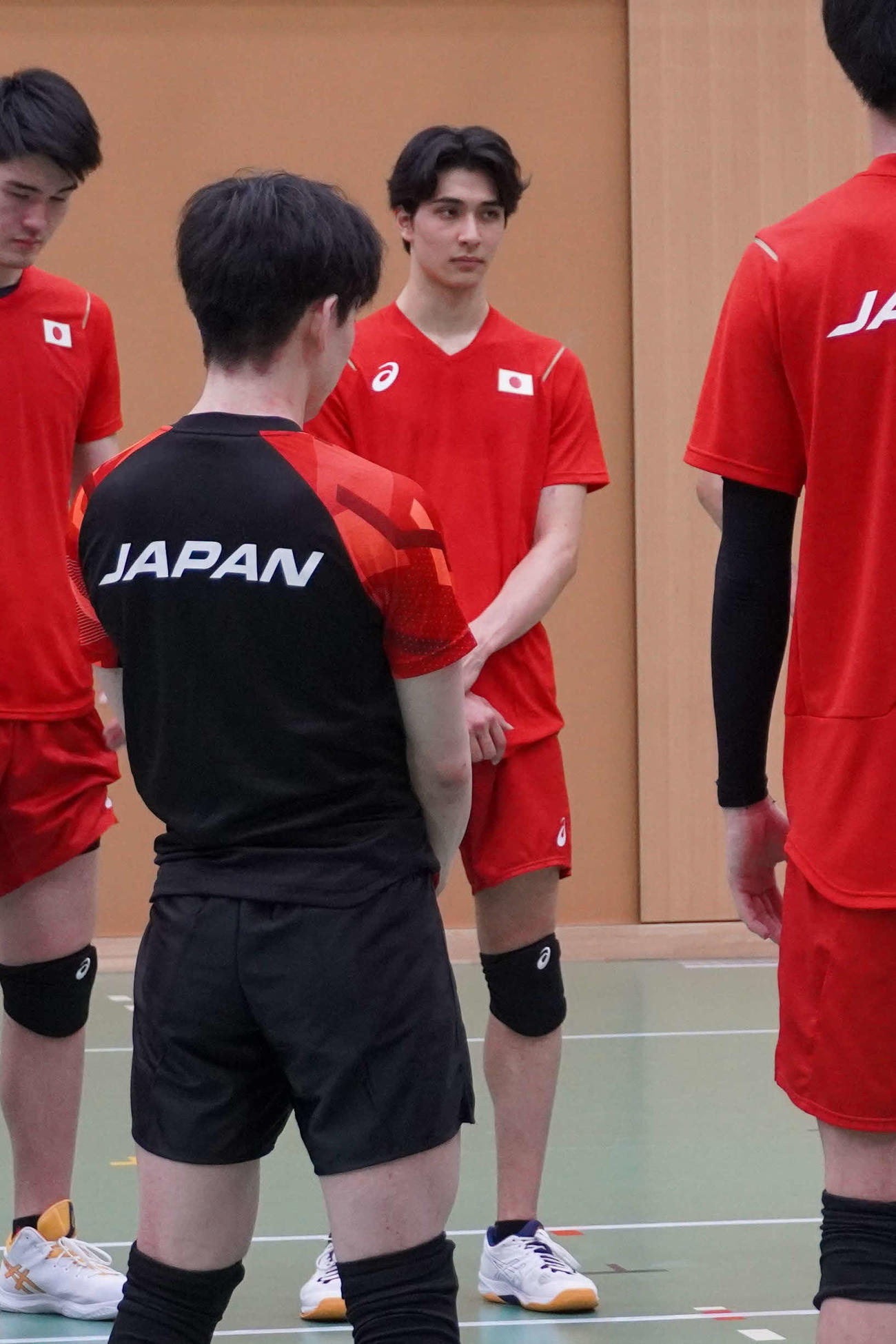 代表合宿の練習に参加する高橋（C）JVA