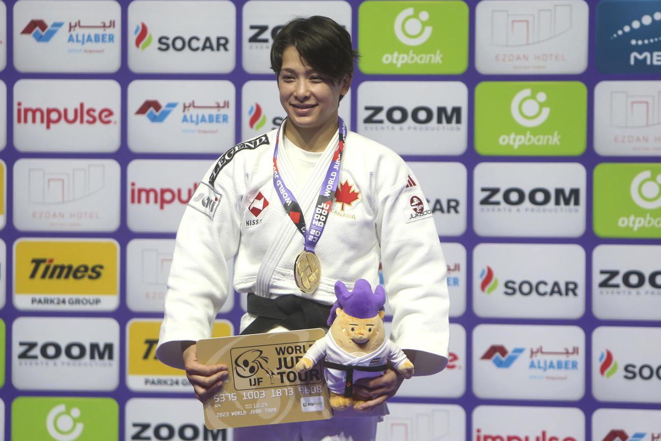 女子57キロ級で優勝し笑顔の出口クリスタ（AP）