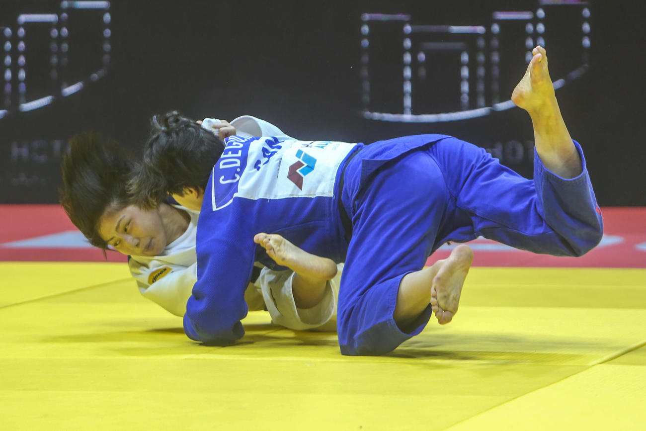 女子57キロ級決勝で出口クリスタ（手前）と対戦する舟久保遥香（AP）