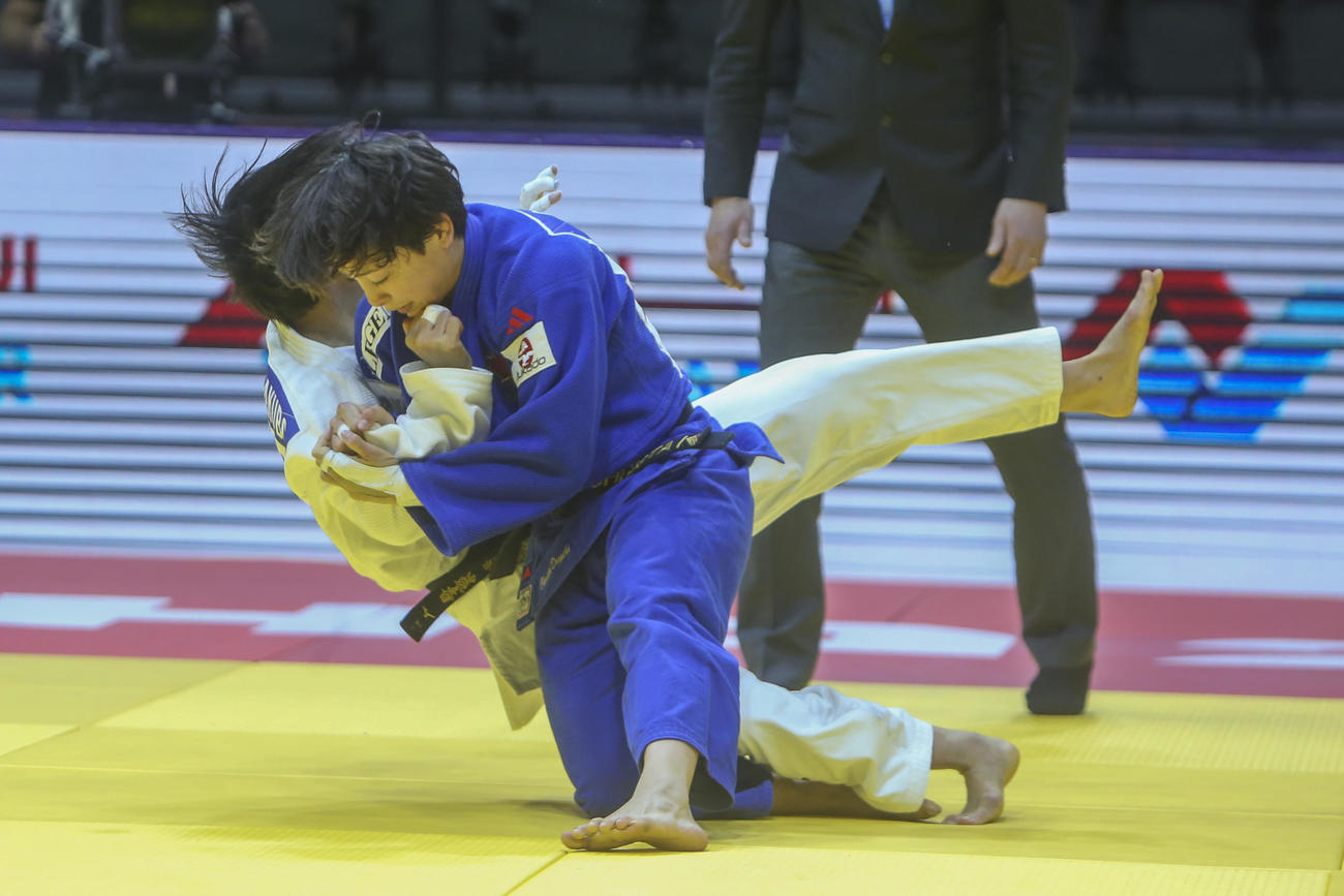 女子57キロ級決勝で舟久保遥香（奥）を攻める出口クリスタ（AP）