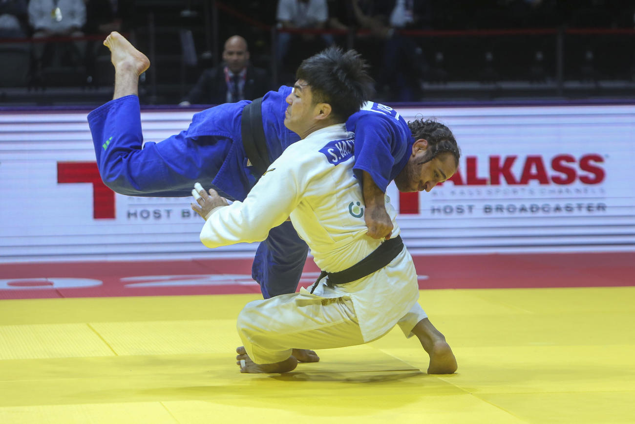 3位決定戦を制した橋本壮市（手前）（AP)