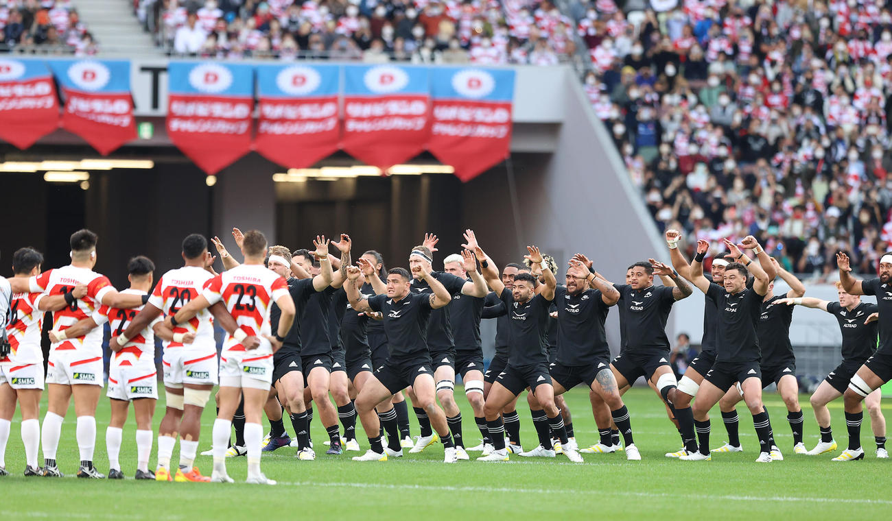 試合前、日本代表の選手たちの目の前でハカを披露するニュージーランド代表の選手たち（2022年10月29日撮影）