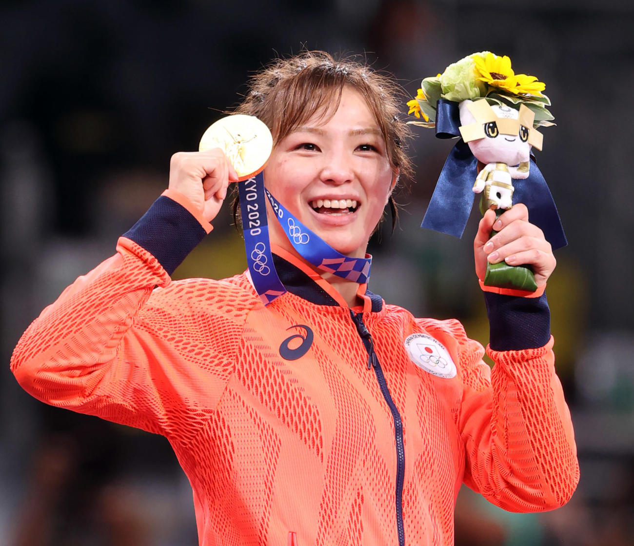 21年8月、東京五輪レスリング女子フリースタイル62キロ級で金メダルの川井友香子はメダルを手に笑顔