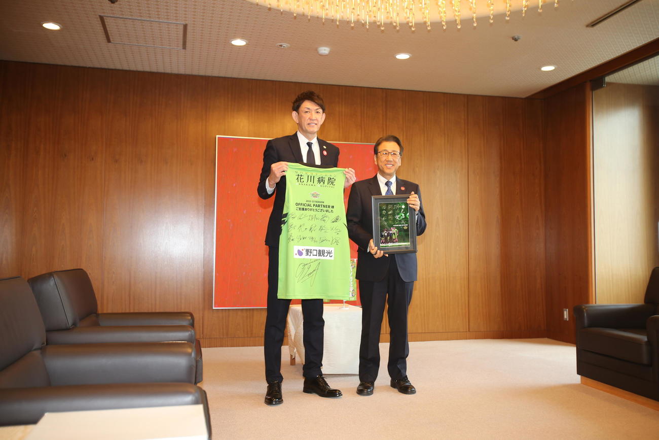 レバンガ北海道の折茂社長（左）は札幌市の秋元市長と並んで笑顔（撮影・中島洋尚）