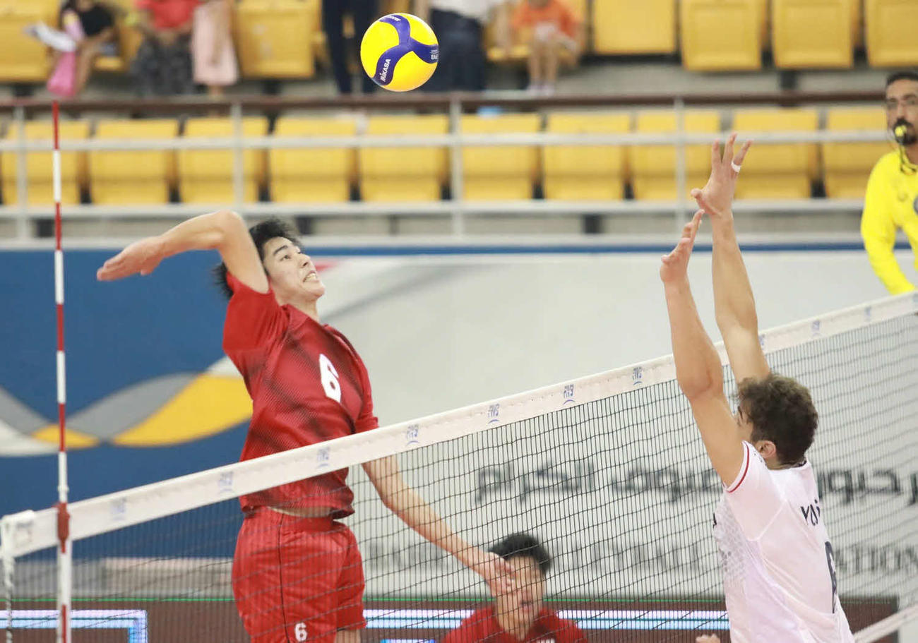 昨年8月にバーレーンで行われたアジアU20バレーボール選手権でスパイクをうつ甲斐（C）AVC