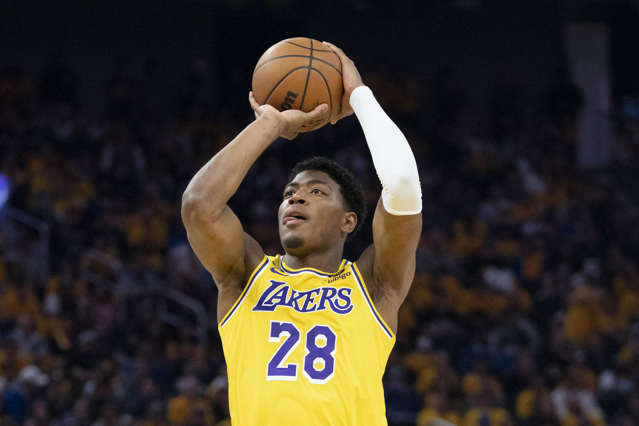 シュートするレイカーズ八村塁（USA TODAY＝ロイター）