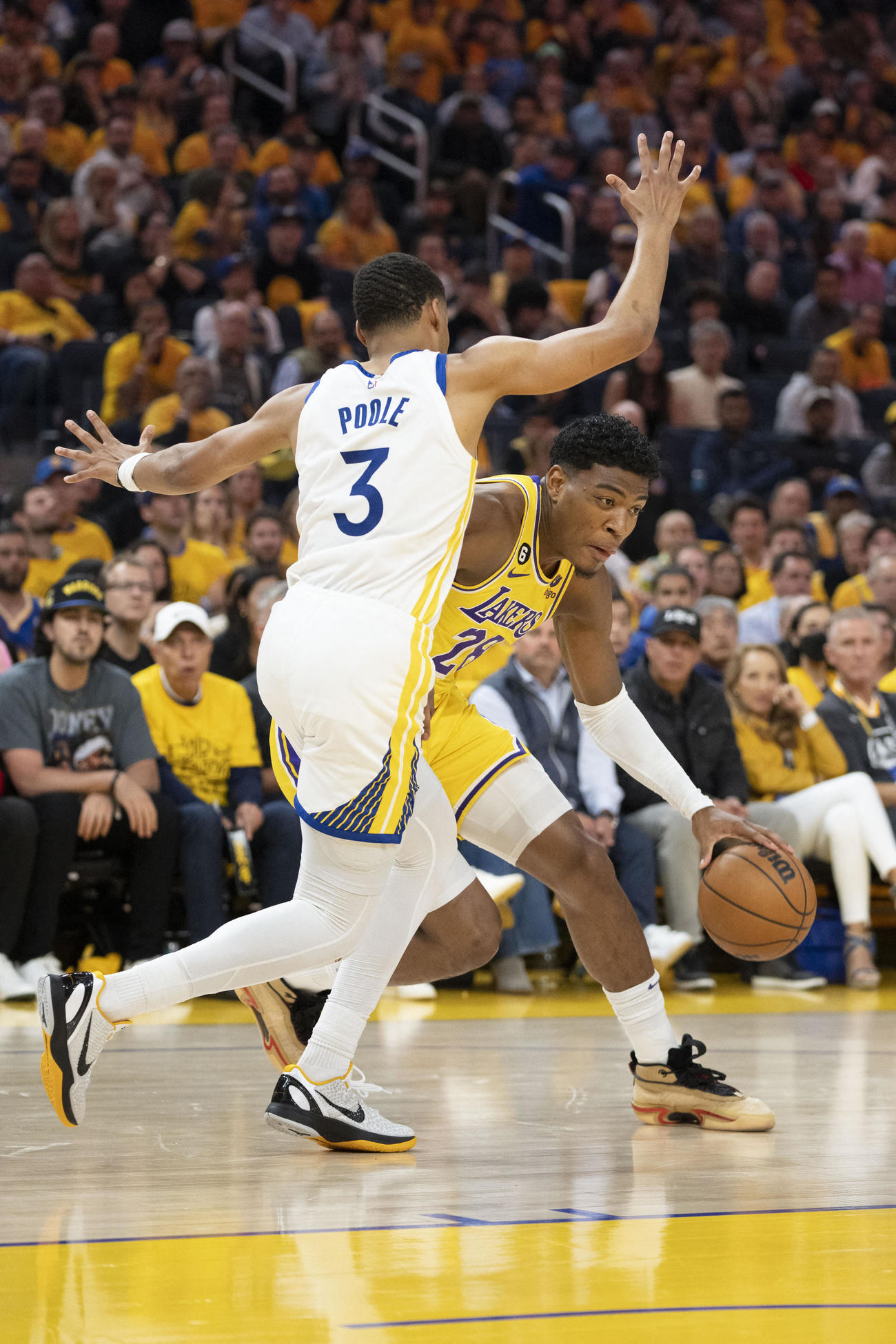 ドリブルするレイカーズ八村塁（USA TODAY＝ロイター）