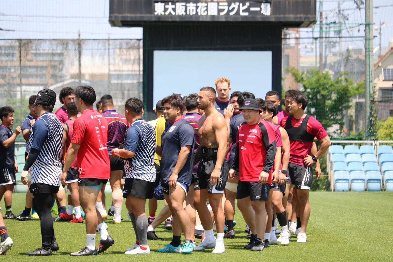 今季最後の公開練習を終え円陣を組む花園近鉄ライナーズのメンバー