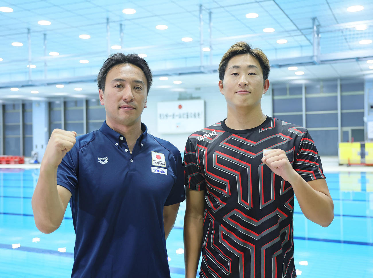 練習を前に意気込みを語った水球日本代表の塩田監督（左）と鈴木主将（撮影・足立雅史）