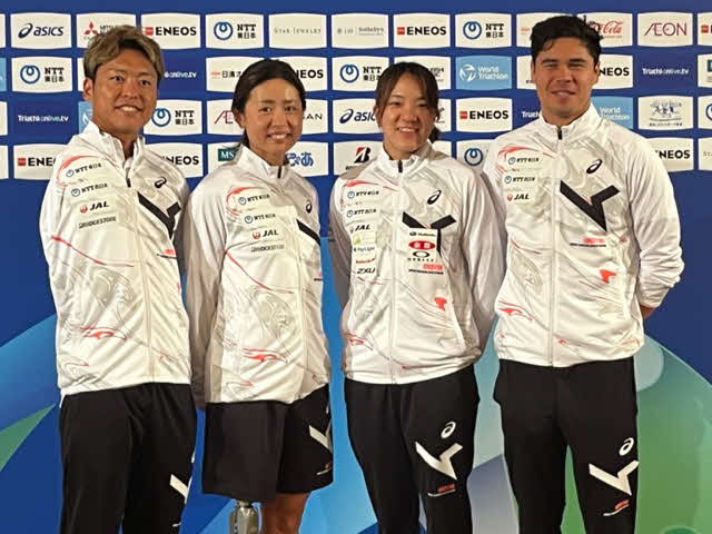 パラトライアスロン・トライアスロン世界シリーズ横浜大会に出場する、左から宇田秀生、秦由加子、高橋侑子、ニナー賢治