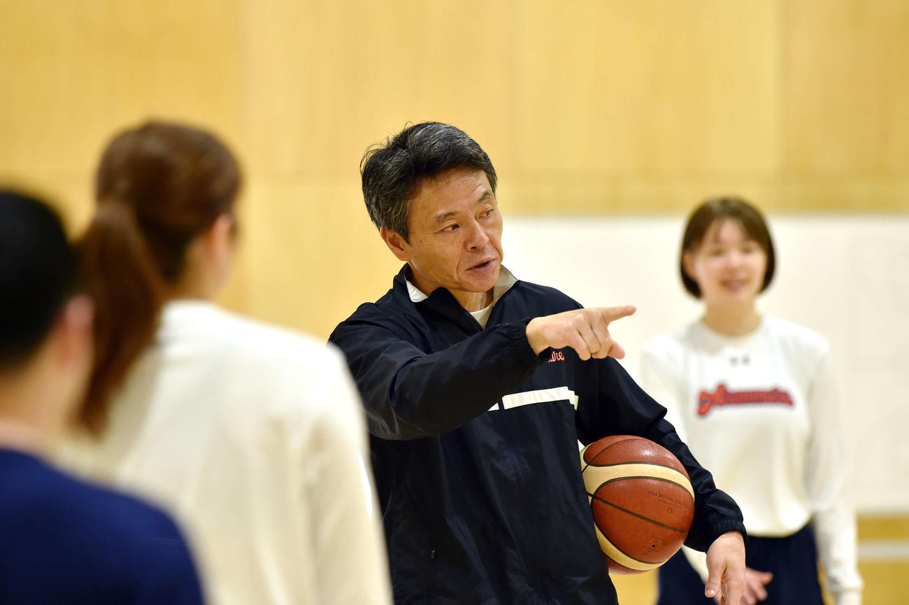 選手に指示を出す小嶋HC