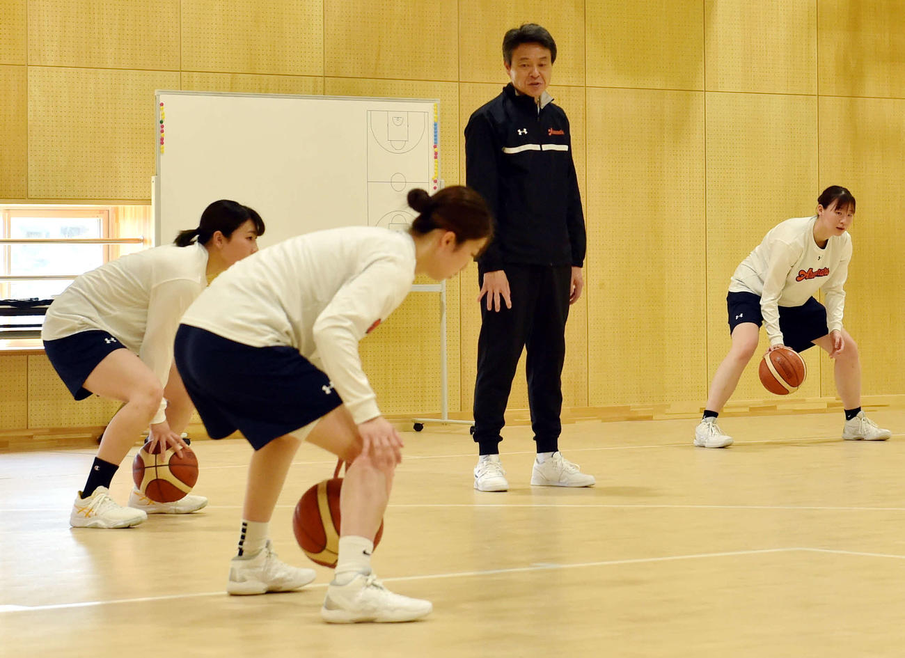 鈴木（手前）らの練習を見る小嶋HC（中央）