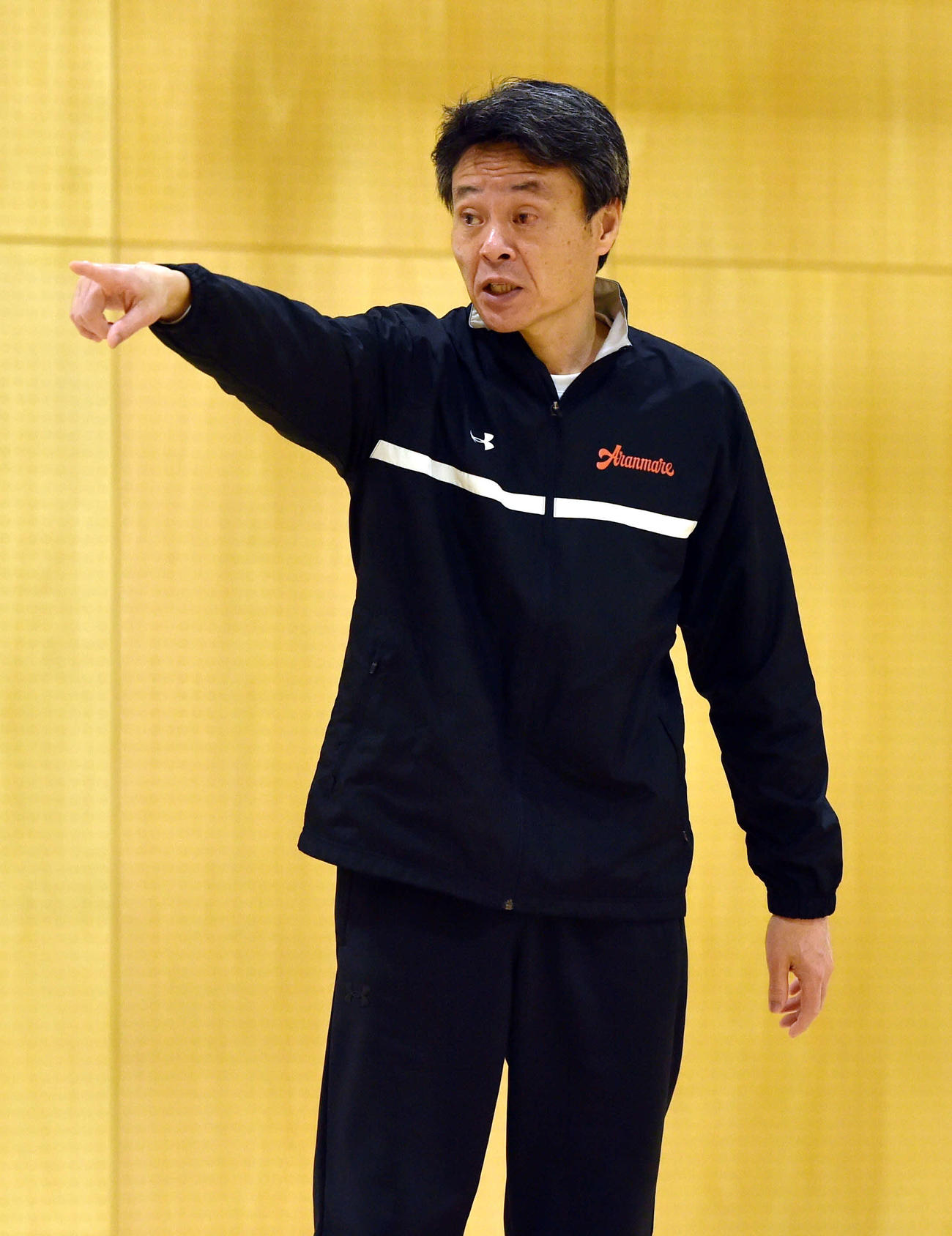 選手に指示を出すアランマーレ秋田・小嶋HC（撮影・相沢孔志）