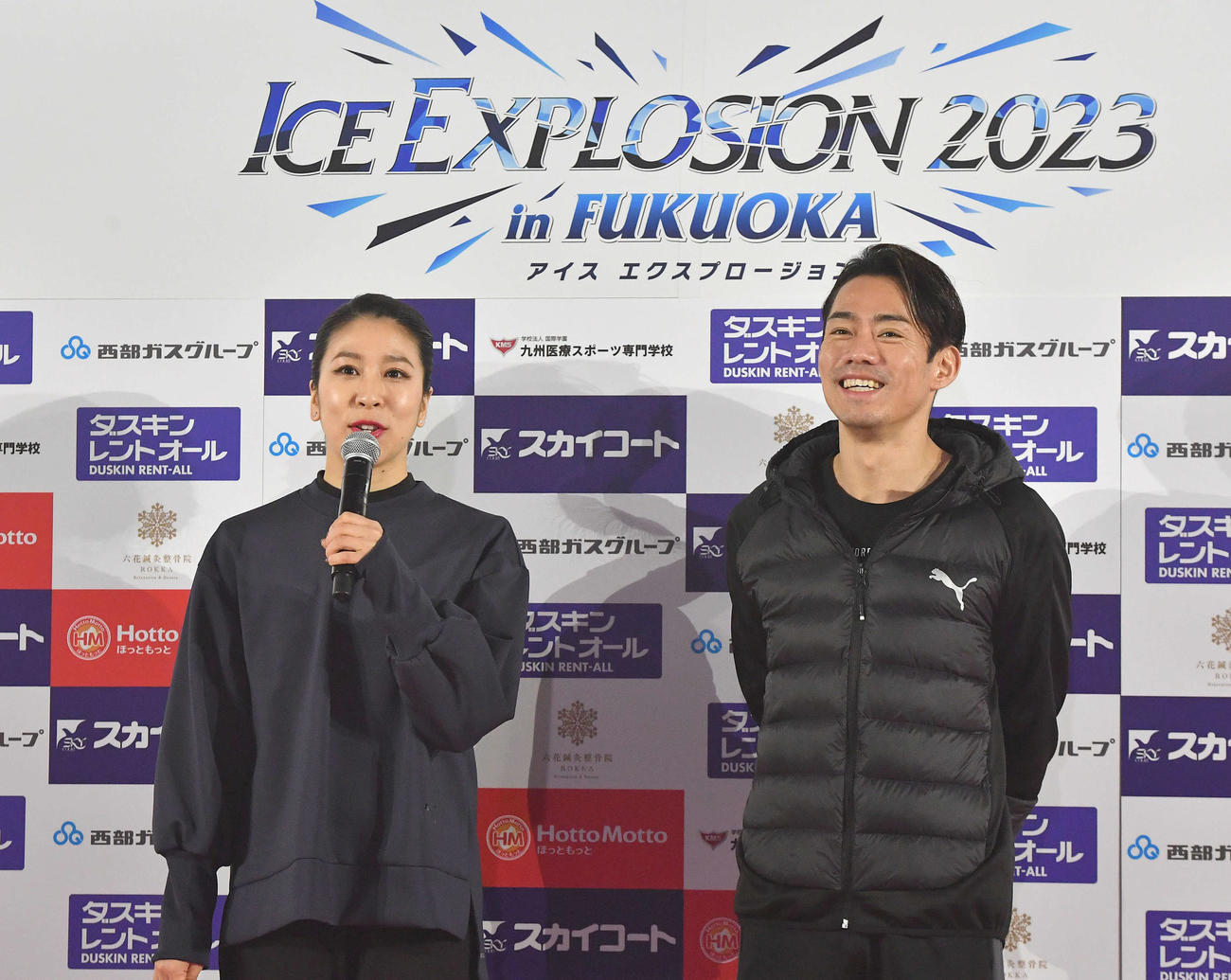 アイスエクスプロージョン2023in福岡のゲネプロを終え、笑顔で会見を行った村元哉中（左）と高橋大輔（撮影・岩下翔太）