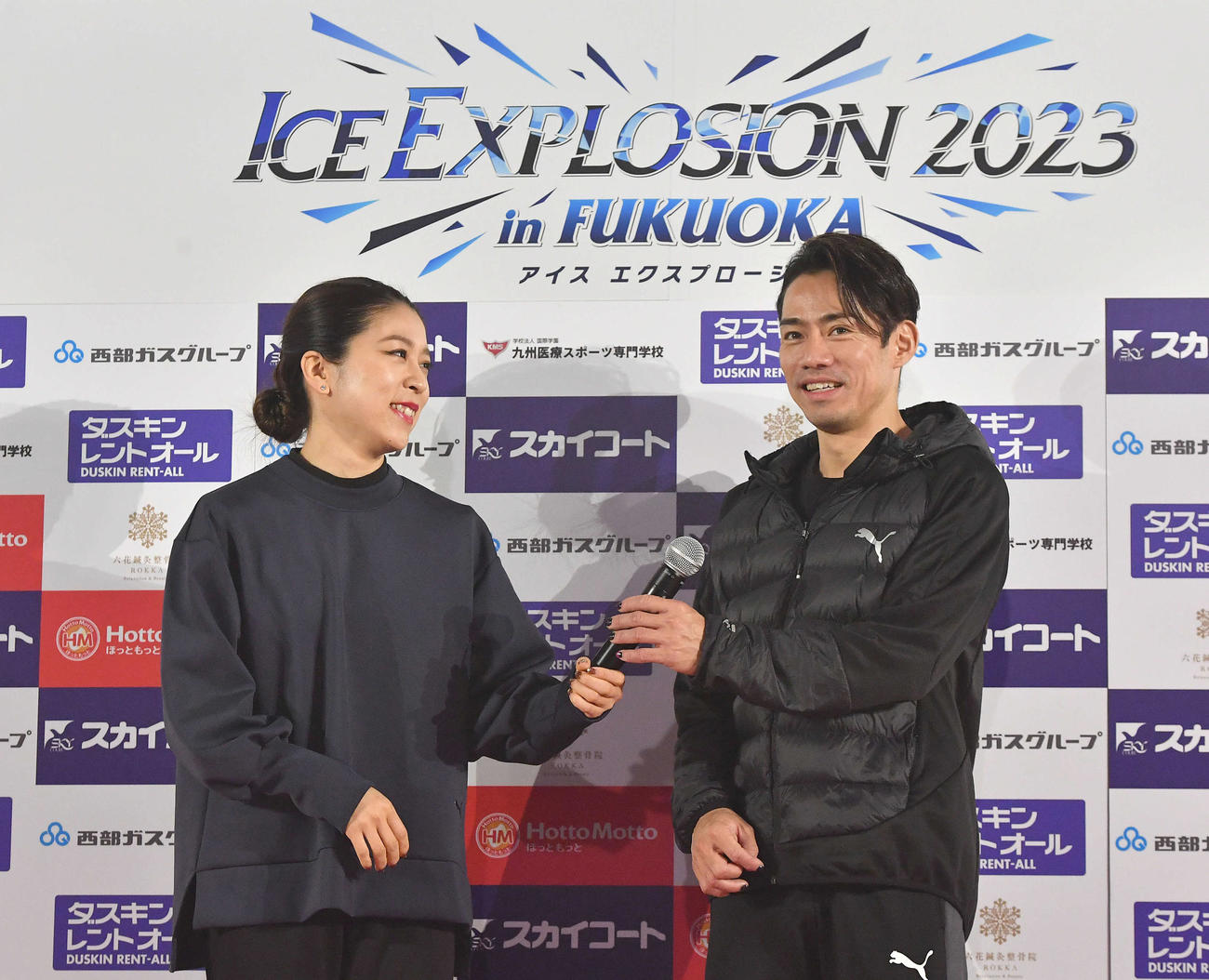 アイスエクスプロージョン2023in福岡のゲネプロを終え、笑顔で会見を行った村元哉中（左）と高橋大輔（撮影・岩下翔太）