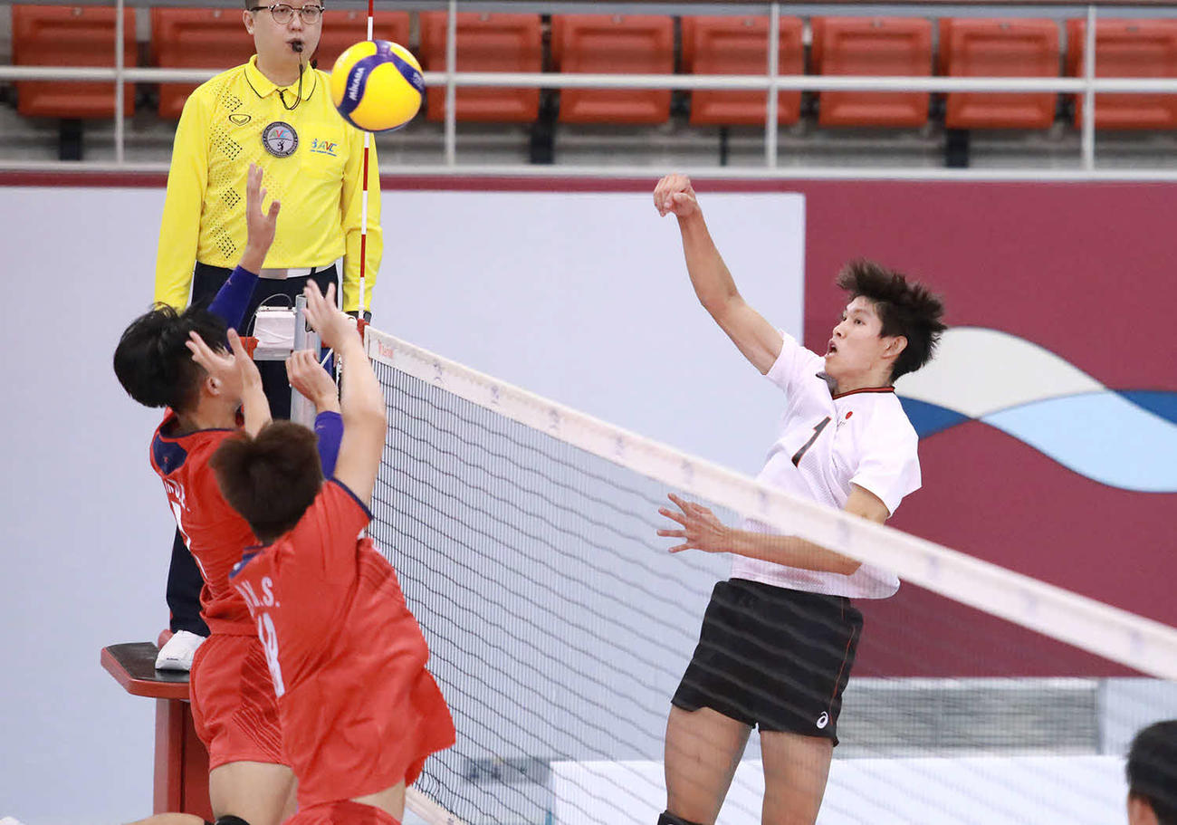 22年8月、バーレーンで行われたアジアU－20バレーボール選手権でスパイクを放つ西山（C)AVC