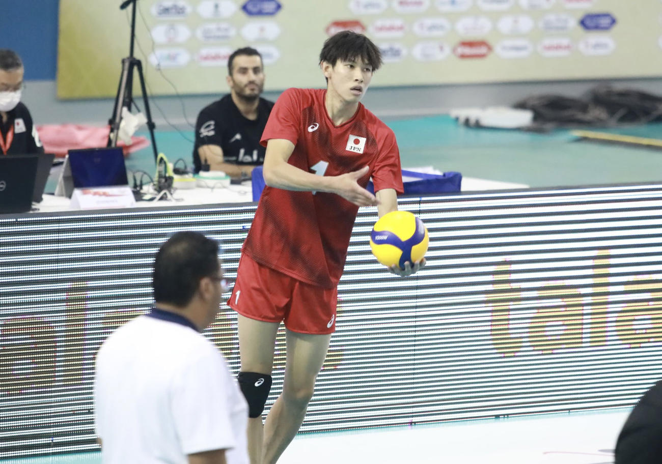 22年8月、バーレーンで行われたアジアU－20バレーボール選手権でサーブに臨む西山（C)AVC