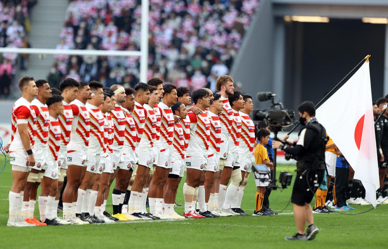 2022年10月、試合前、君が代斉唱で整列する日本代表の選手たち