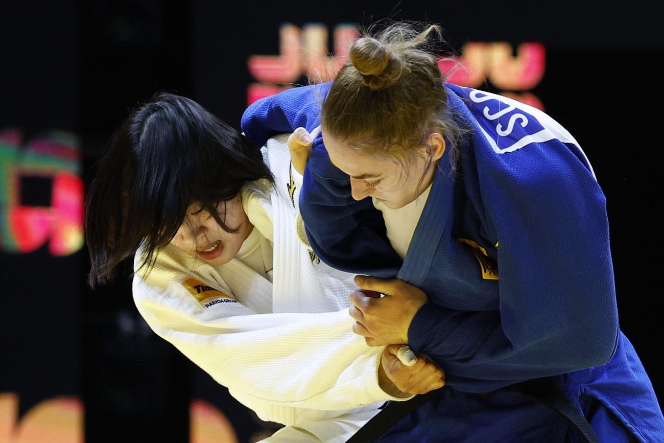 女子70キロ級決勝　ドイツ選手（右）と対戦する新添左季（共同）