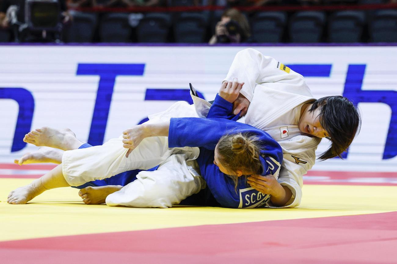 女子70キロ級決勝　ドイツ選手（手前）を攻める新添左季。初優勝を果たした（共同）
