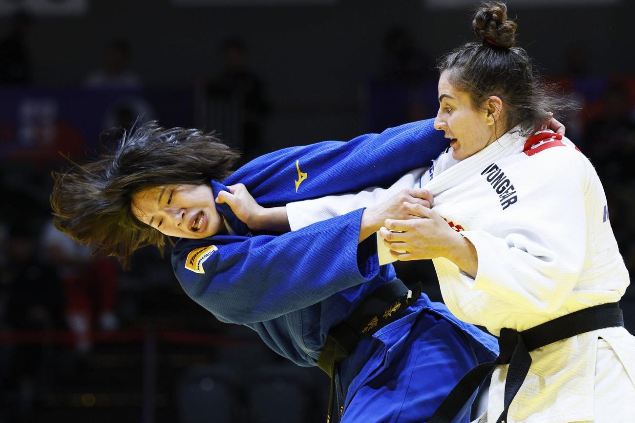 女子70キロ級準決勝　クロアチアのバルバラ・マティッチ（右）を攻める新添左季（共同）