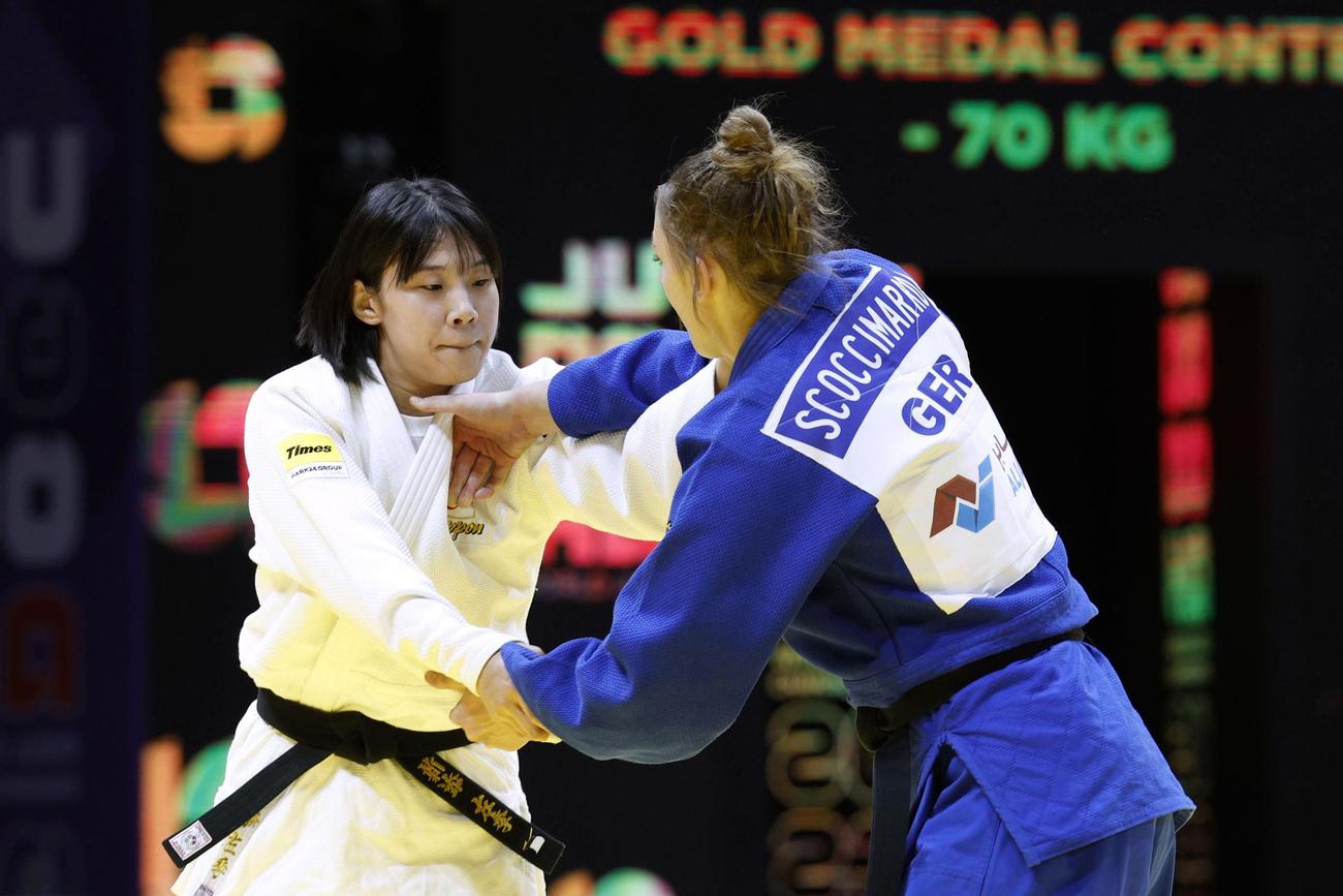 女子70キロ級決勝でドイツ選手（右）と対戦する新添左季。初優勝を果たした（共同）