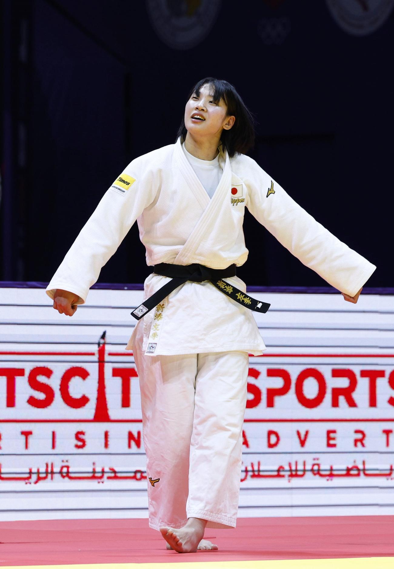 女子70キロ級で初優勝し笑顔の新添左季（共同）