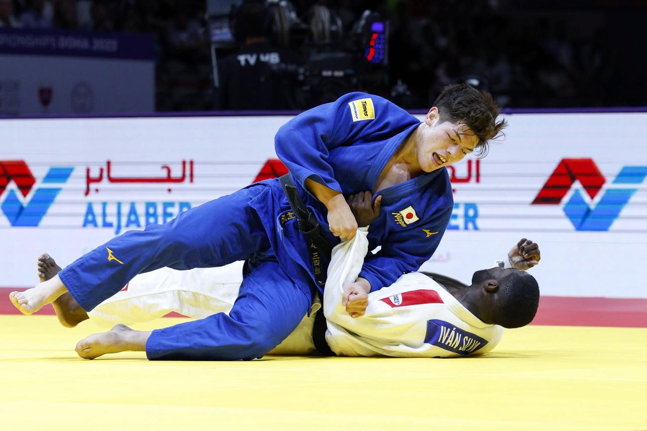 男子90キロ級3位決定戦　キューバ選手（下）に一本勝ちした村尾三四郎（共同）