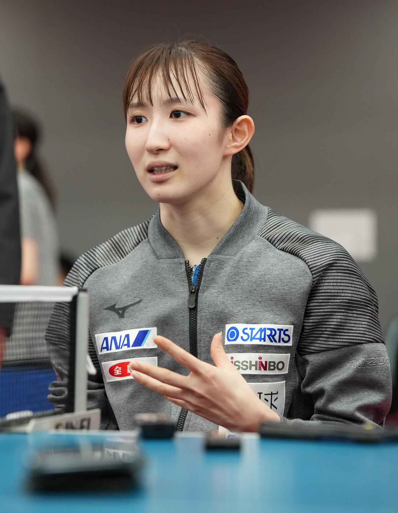 世界卓球ダーバン大会に向けた日本代表の公開練習を終え囲み会見に臨む早田（撮影・小沢裕）