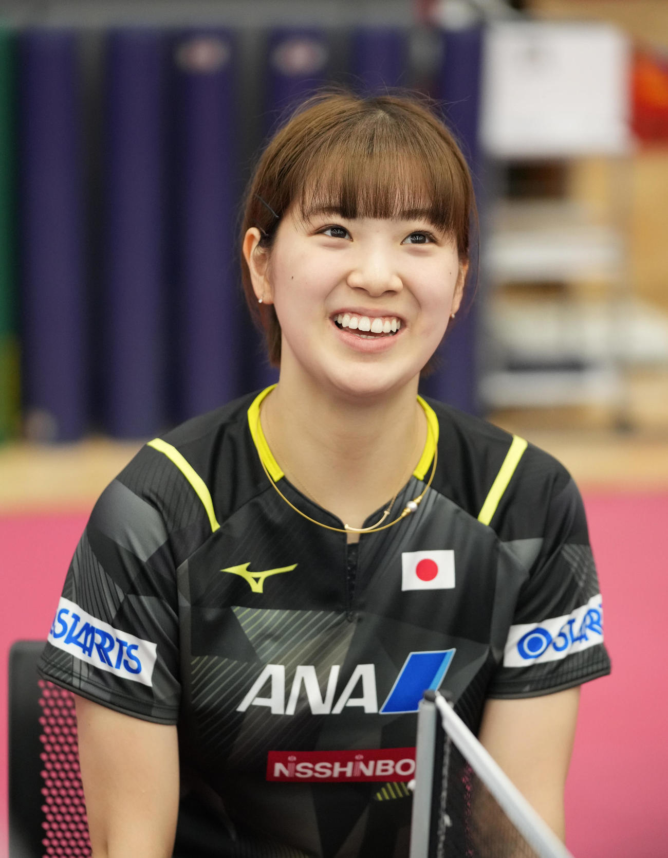 世界卓球ダーバン大会に向けた日本代表の公開練習を終え囲み会見に臨む長崎（撮影・小沢裕）