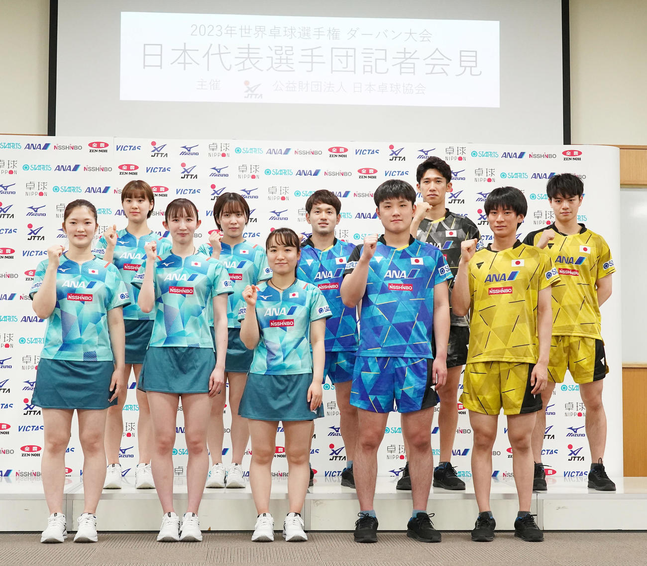 世界卓球ダーバン大会に向けた日本代表の記者会見で新ユニホーム姿で記念撮影に臨む、前列左から木原、早田、伊藤、張本、戸上、後列左から長崎、平野、及川、吉村、宇田（撮影・小沢裕）
