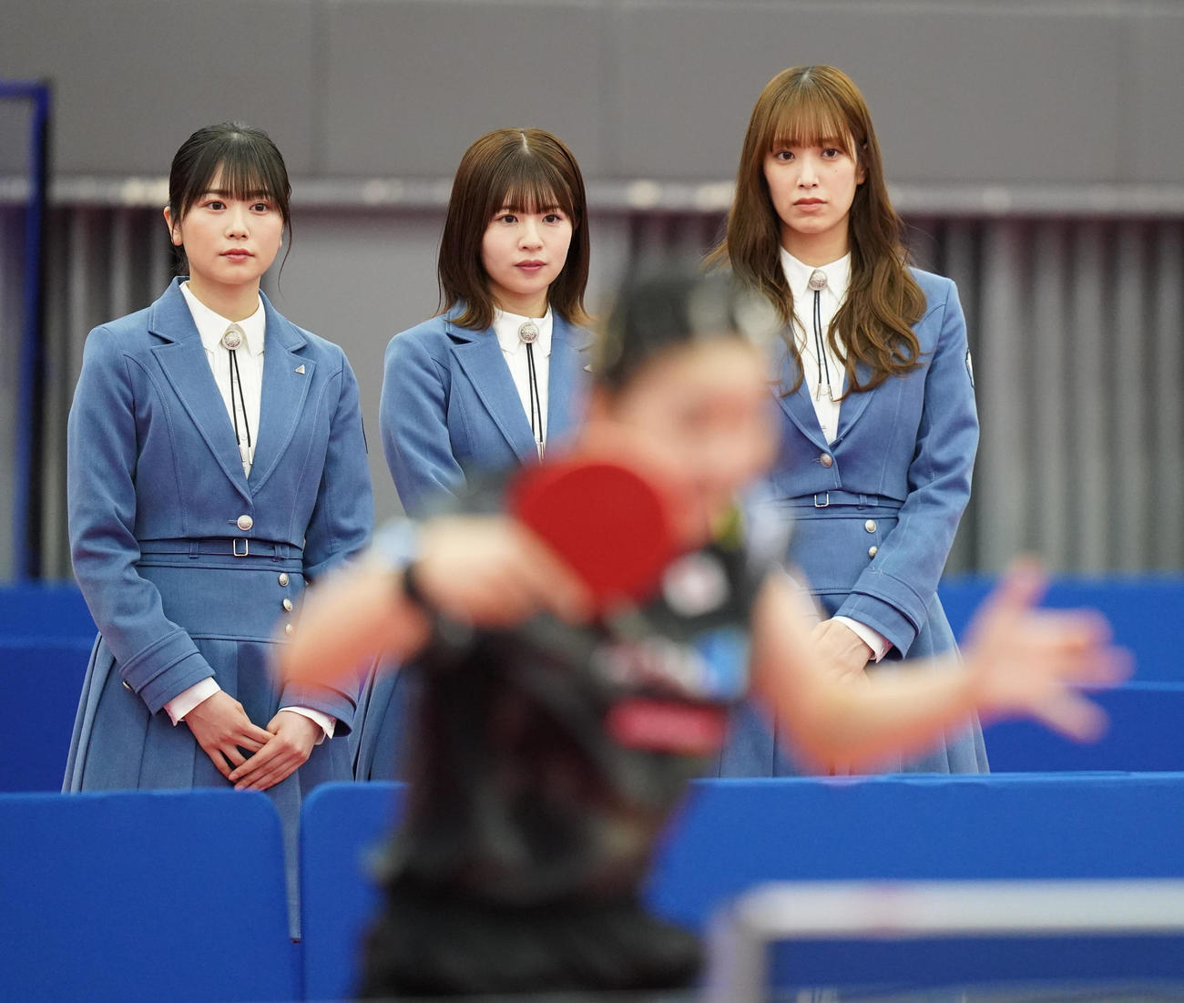 世界卓球ダーバン大会に向けた日本代表の公開練習を見守る世界卓球応援サポーター、日向坂46の、左から丹生明里、松田好花、佐々木久美（撮影・小沢裕）