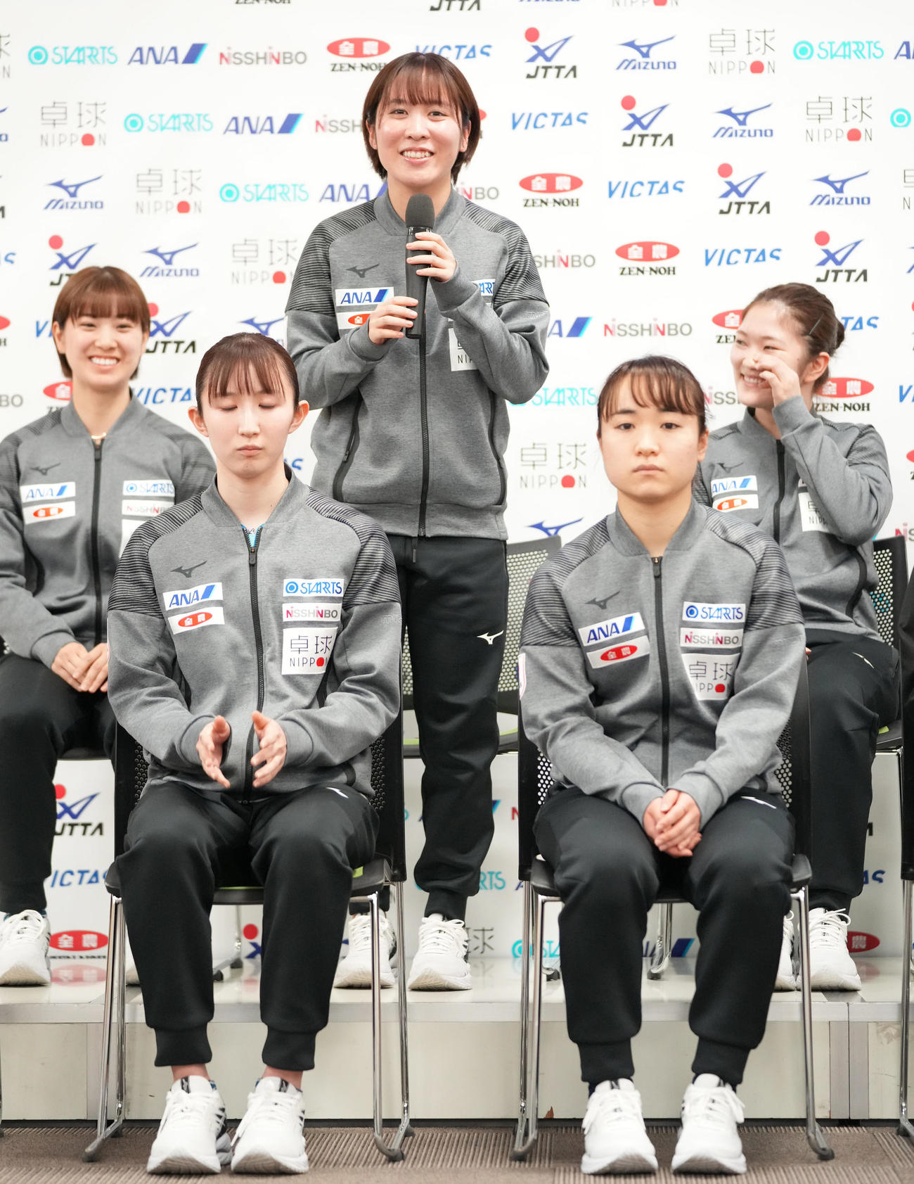 世界卓球ダーバン大会に向けた日本代表の記者会見で決意表明する平野。前列左から早田、伊藤（撮影・小沢裕）