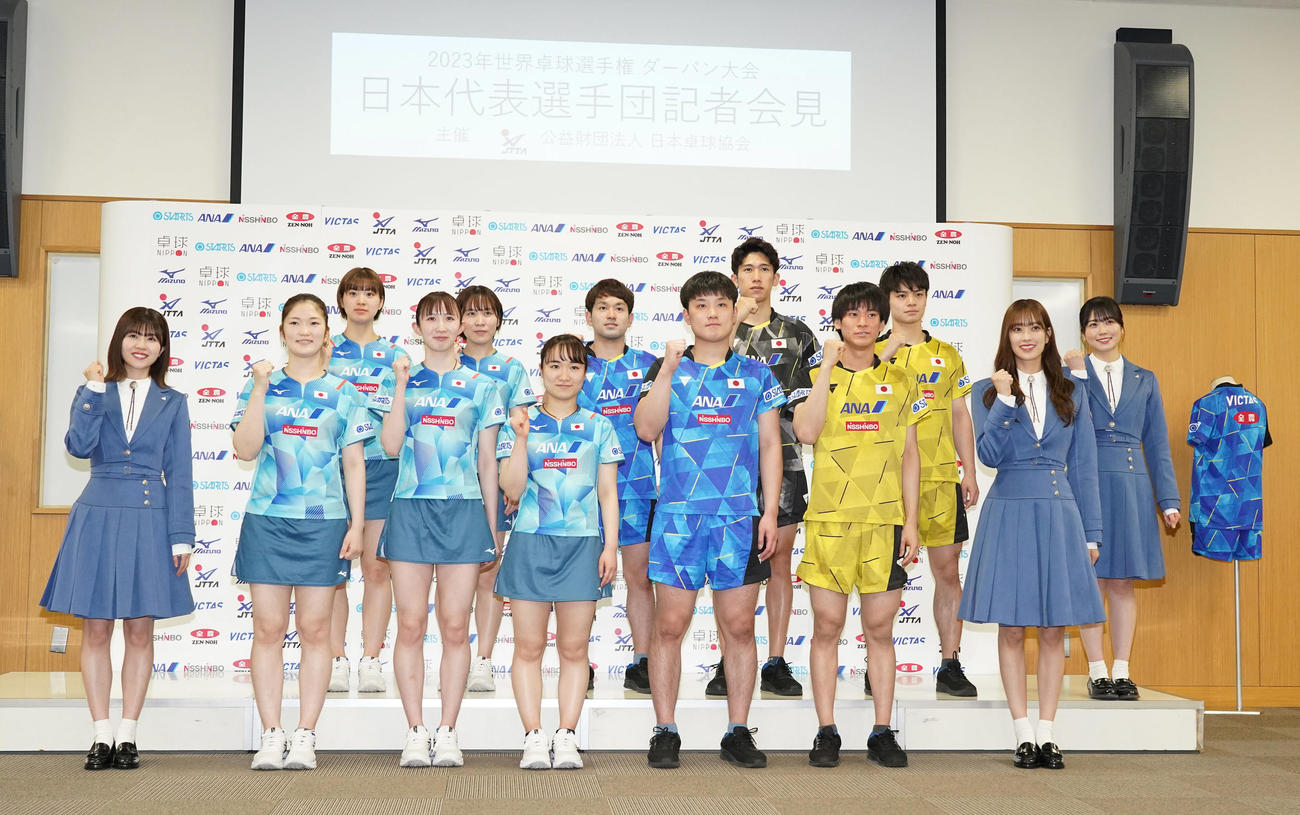 世界卓球ダーバン大会に向けた日本代表の記者会見で新ユニホーム姿で記念撮影に臨む、前列左から日向坂46松田、木原、早田、伊藤、張本、戸上、日向坂46佐々木久美、後列左から長崎、平野、及川、吉村、宇田、日向坂46丹生明里（撮影・小沢裕）