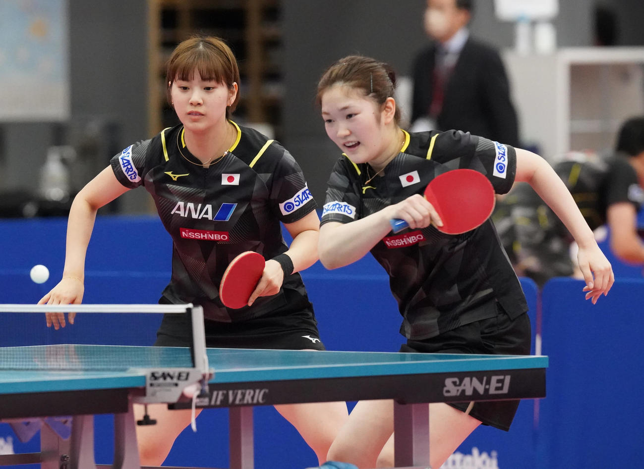 世界卓球ダーバン大会に向けた日本代表の公開練習に臨む長崎（左）と木原（撮影・小沢裕）