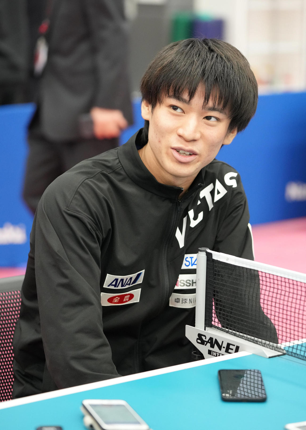 世界卓球ダーバン大会に向けた日本代表の公開練習を終え囲み会見に臨む戸上（撮影・小沢裕）