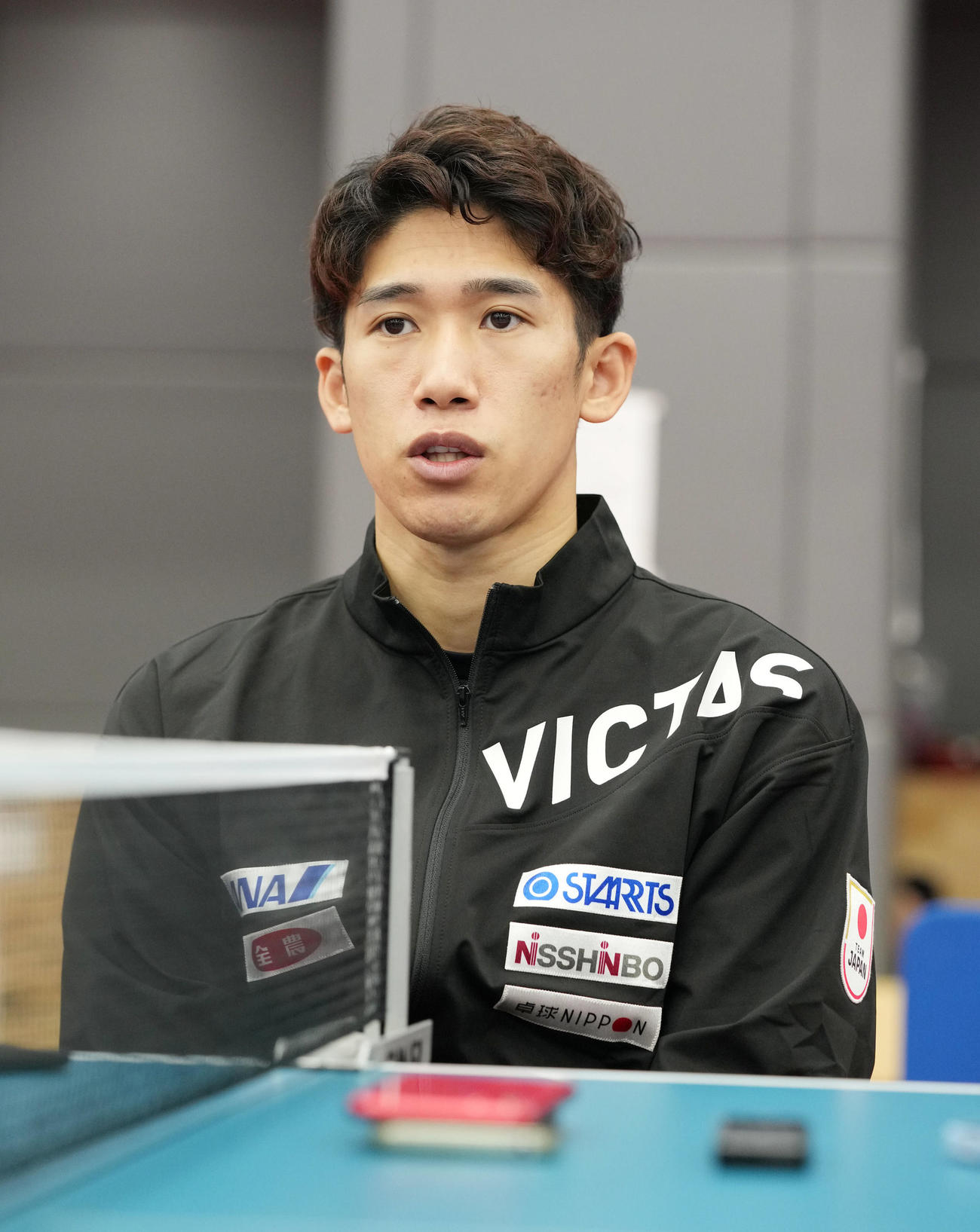 世界卓球ダーバン大会に向けた日本代表の公開練習を終え囲み会見に臨む吉村（撮影・小沢裕）