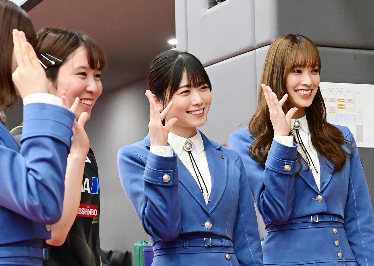 世界卓球ダーバン大会に向けた日本代表の公開練習に臨んだ平野（左から2人目）は世界卓球応援サポーターの（左から）松田好花、1人おいて丹生明里、佐々木久美からインタビューを受け記念撮影する（撮影・小沢裕）