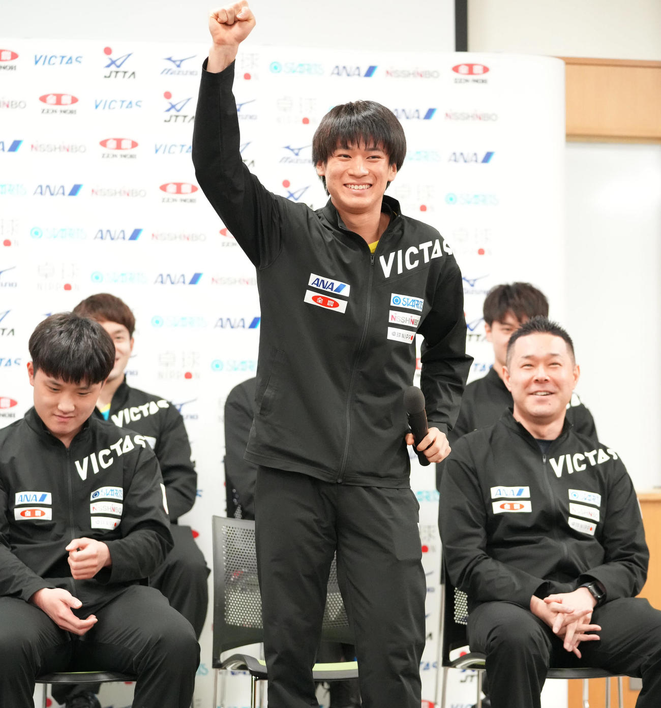 世界卓球ダーバン大会に向けた日本代表の記者会見で「元気ですかー」と気勢を上げる戸上（撮影・小沢裕）