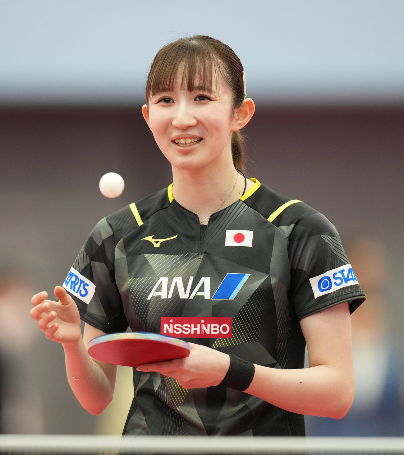 世界卓球ダーバン大会に向けた日本代表の公開練習でリラックスした表情を見せる早田（撮影・小沢裕）