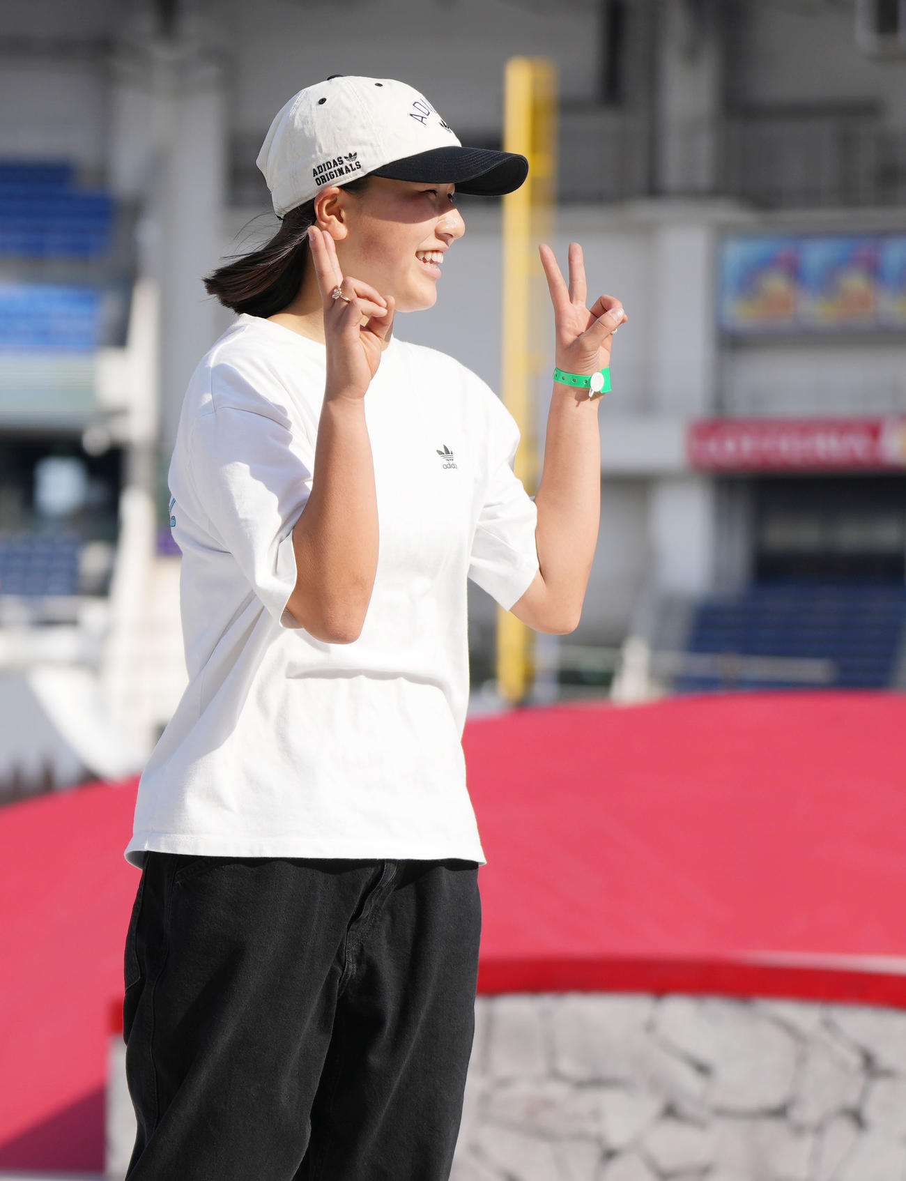 女子スケートボードストリートの予選　演技後、ピースサインで笑顔を見せる西矢（撮影・狩俣裕三）