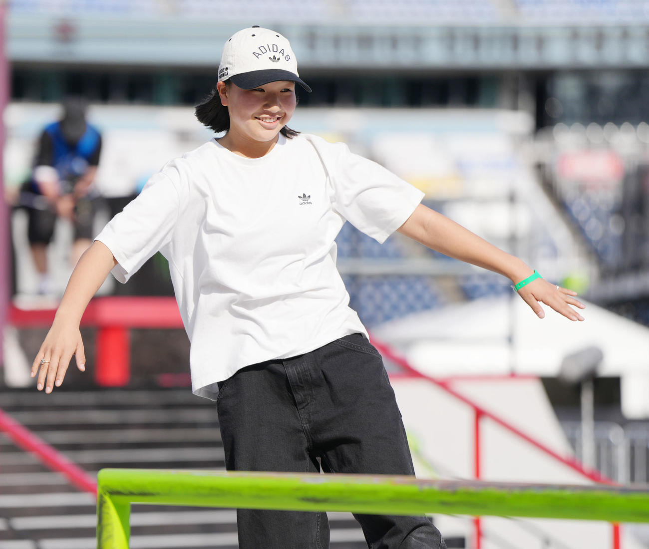 女子スケートボードストリートの予選　演技後、笑顔を見せる西矢（撮影・狩俣裕三）