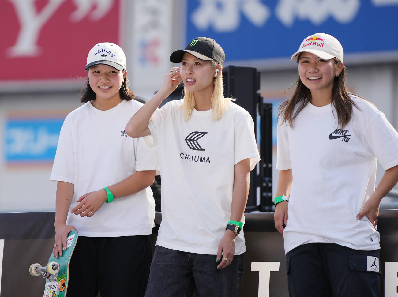 女子スケートボードストリートの予選後、笑顔を見せる、左から西矢、西村、織田（撮影・狩俣裕三）