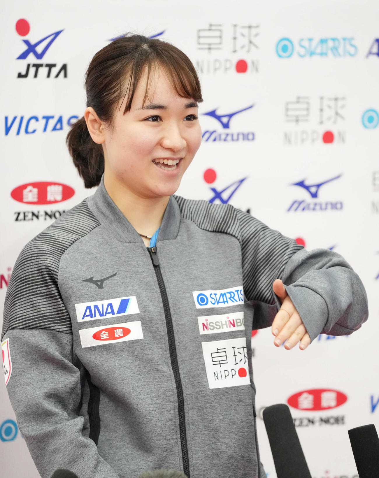世界卓球ダーバン大会に向けた日本代表の公開練習で囲み会見する伊藤（撮影・小沢裕）