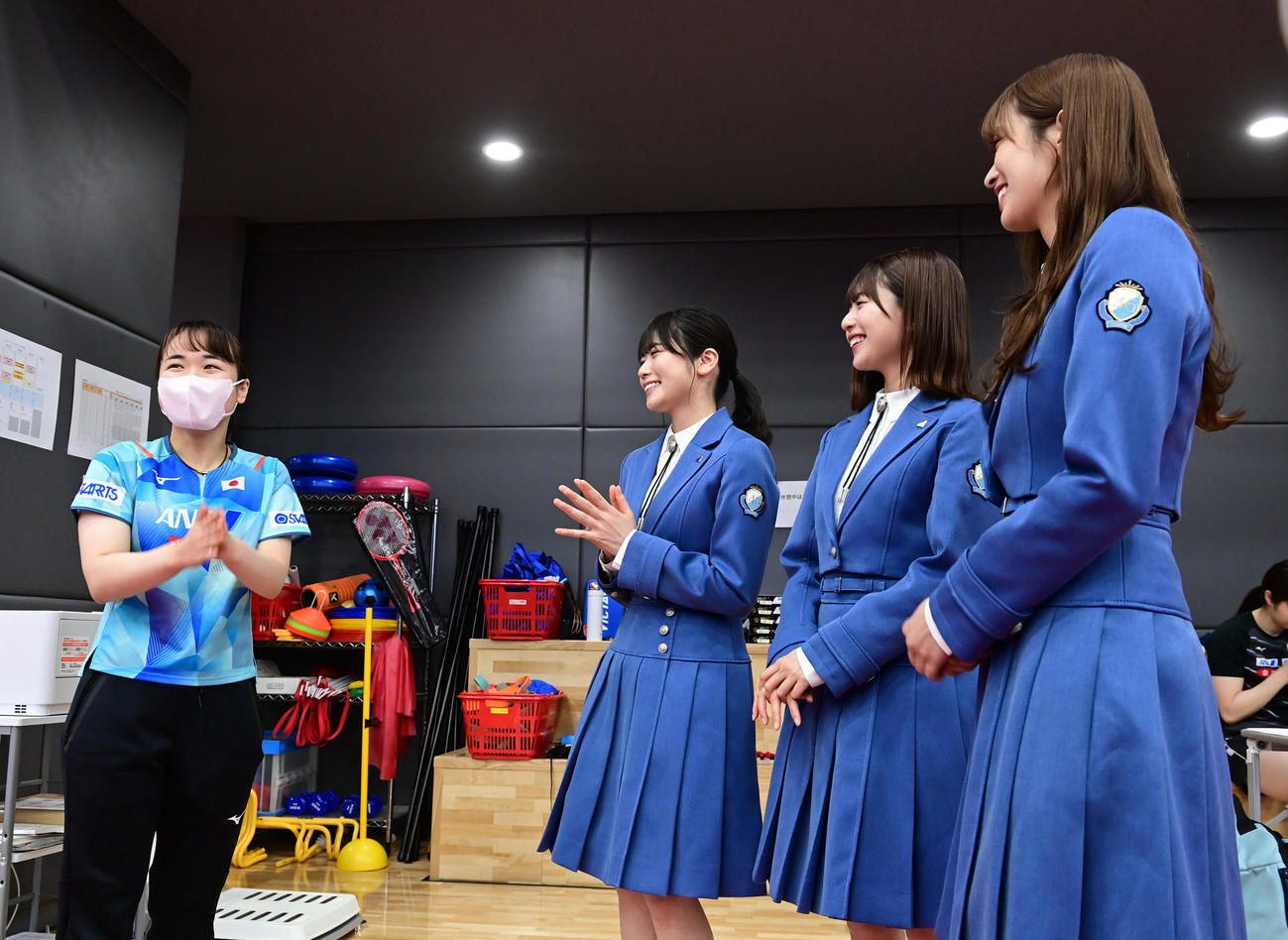 伊藤（左）は日向坂46の丹生明里（左から2人目）松田好花（同3人目）佐々木久美からインタビューを受ける（撮影・小沢裕）