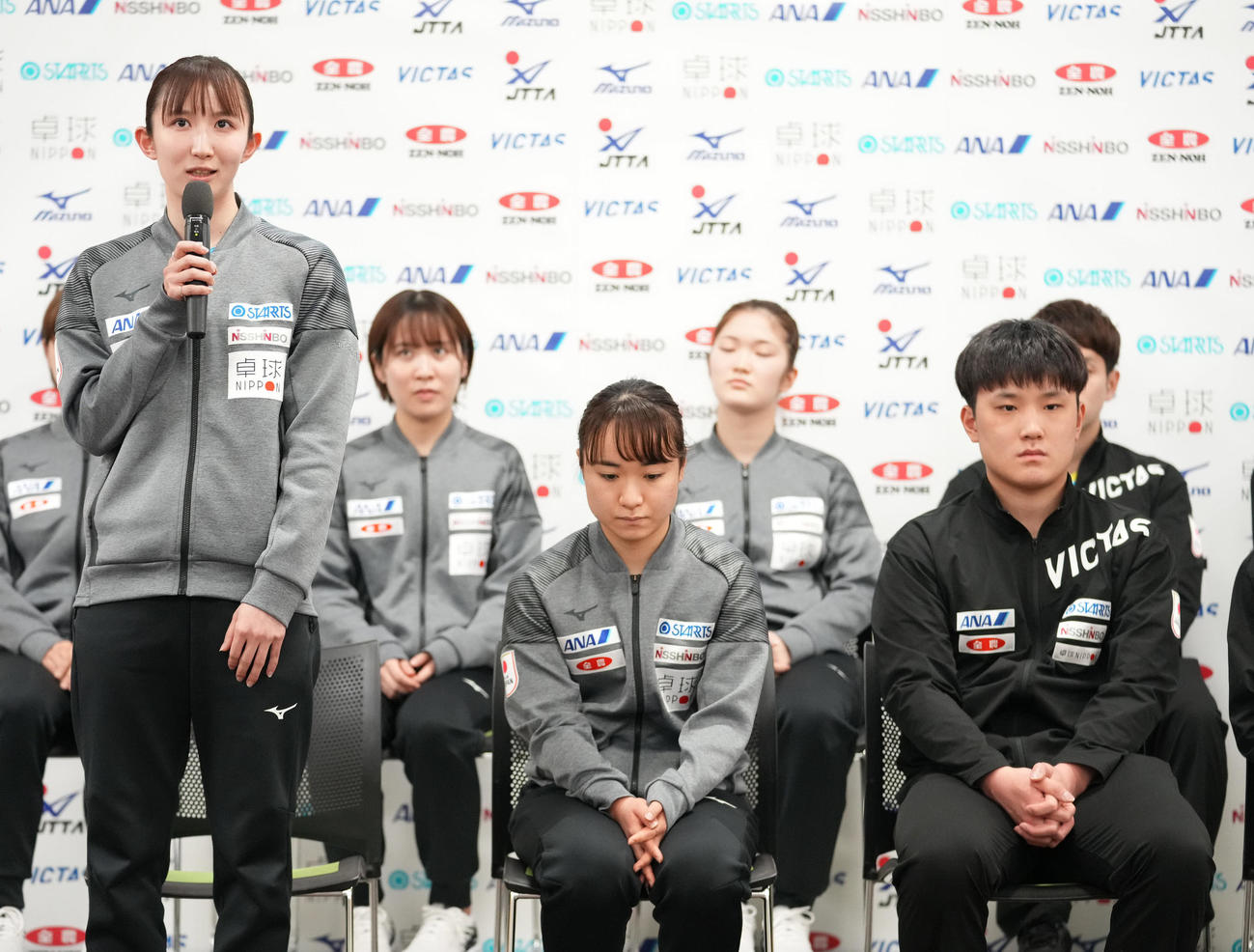 世界卓球ダーバン大会に向けた日本代表の記者会見で、前列左から決意表明する早田、伊藤、張本、後列左から平野、木原（撮影・小沢裕）