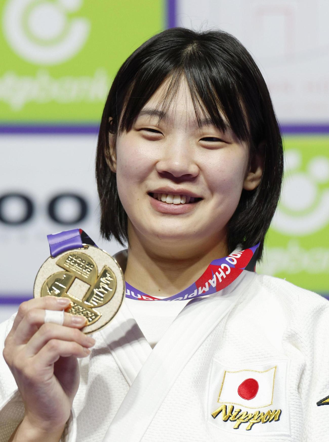 柔道の世界選手権女子70キロ級で初優勝を果たした新添（共同）