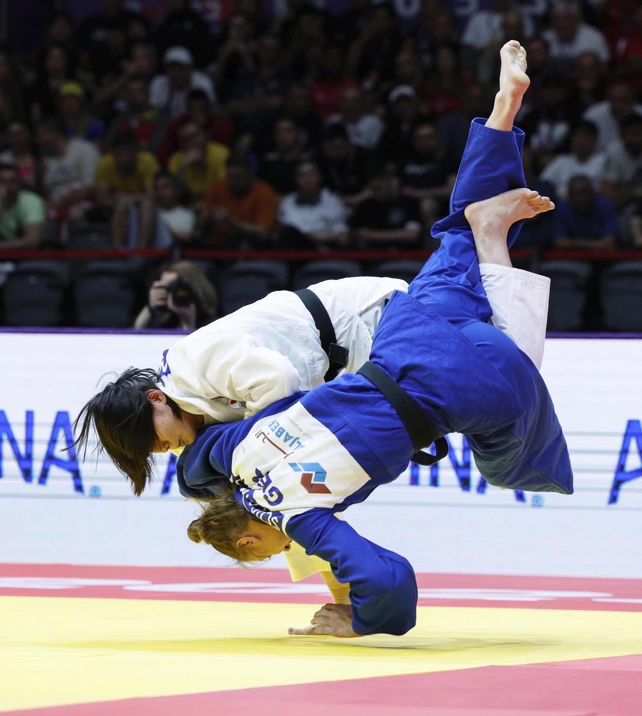 決勝でドイツのジョバンナ・スコッチマロ（下）を攻める新添左季（共同）