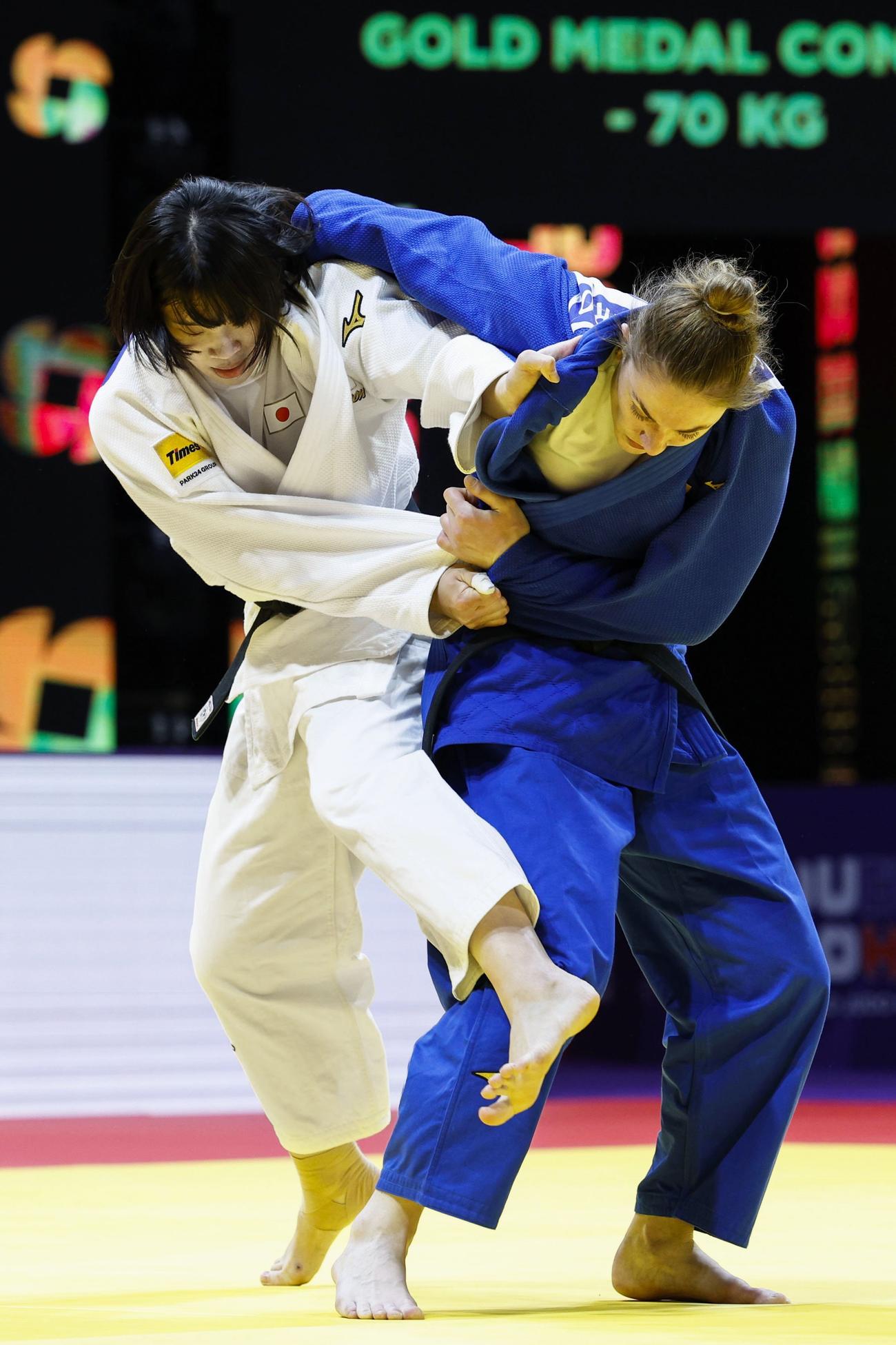 決勝でドイツのジョバンナ・スコッチマロ（右）を攻める新添左季（共同）