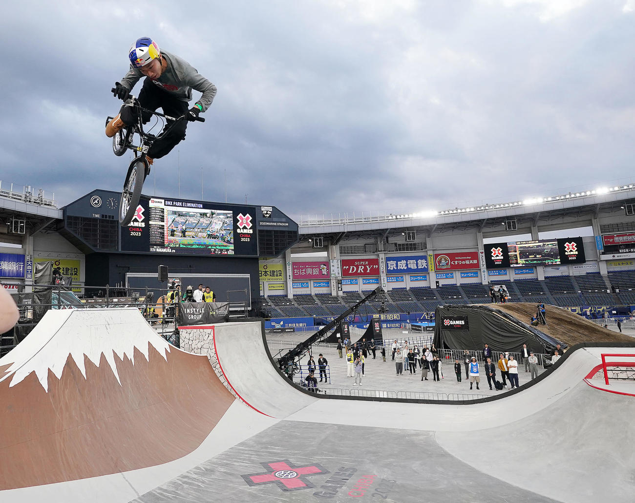 BMXパーク予選で高々とジャンプする中村（撮影・狩俣裕三）